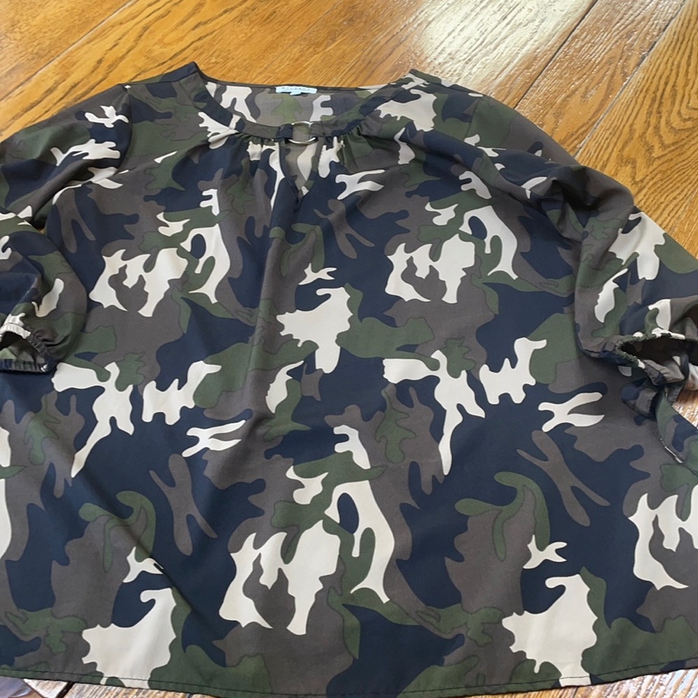 Mileage brand camo blouse, round neck, ties at sleeves, size 1X.